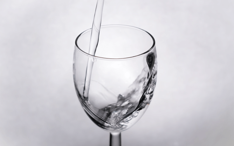 水が入ったグラス